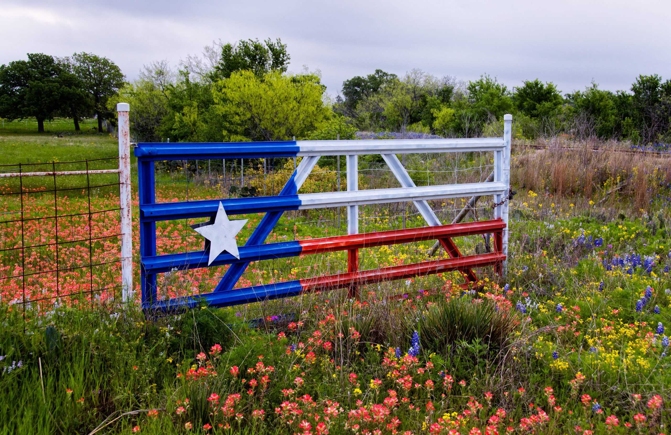 Gate painted in the Texas state flag colors