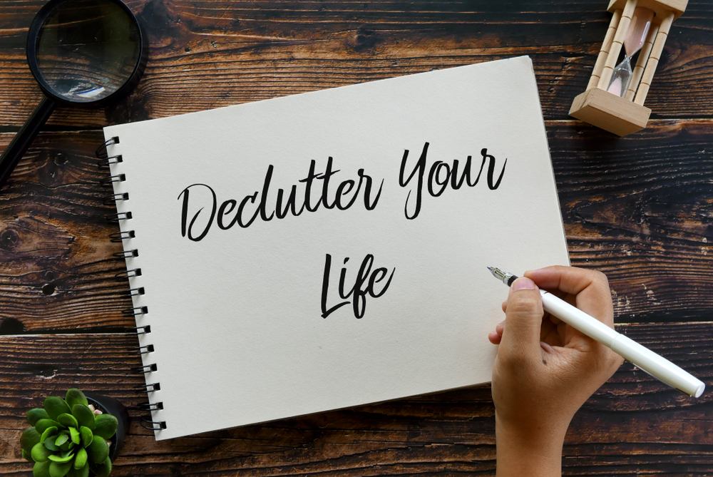 Note pad with the words "declutter your life"