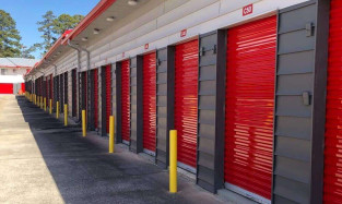 Drive up outdoor self storage units with roll up doors in Fayetteville, GA on New Hope Rd